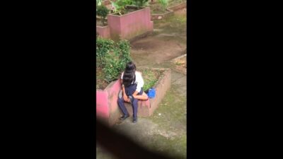 Estudiantes Singando en el patio del Colegio