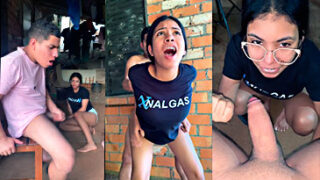 Ella Descubre a su hermanastro en paja y lo ayuda a venirse