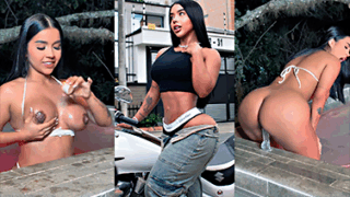 Angie Lorena Rojas en la piscina con un gran consolador en paja