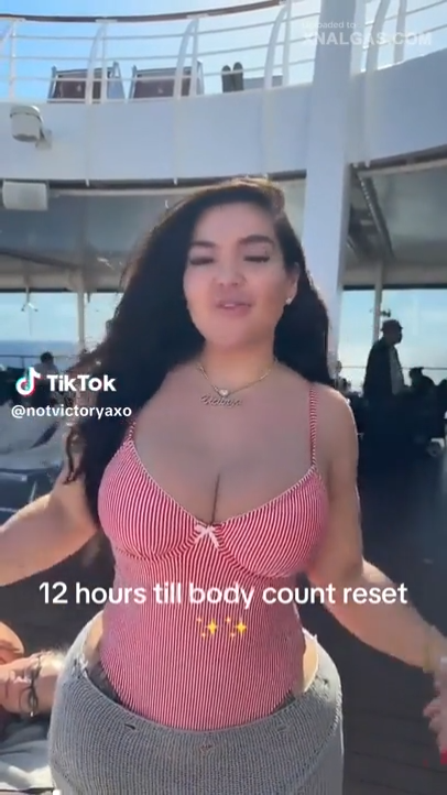 La puta de Victorya singando duro por el culo con su negro