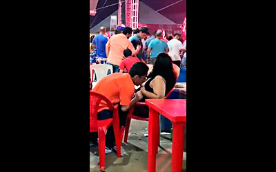 El borracho aprovecha y le chupa la teta en El Colmadon