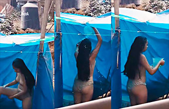 El Vecino Pervertido Persiguiendo A Su Vecina Bañándose En El Patio