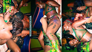 Lesbianas jamaicanas Xxx Lesbiana se escapa y llora de verdad en una orgía lésbica jamaicana