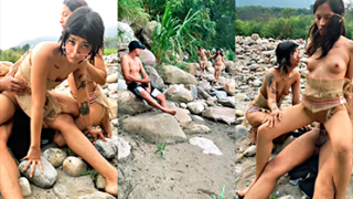 Porno Kitty Fox 2 putas indígenas lo atrapan y también lo ayudan follando en tríos