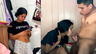 Video Xxx Venezolano Ella se queda atrapada en la cama y él aprovecha y se la folla ahí mismo