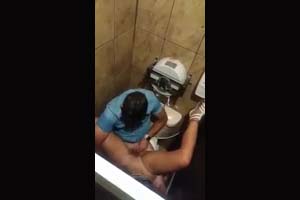 2 Latinos Follando En El Baño