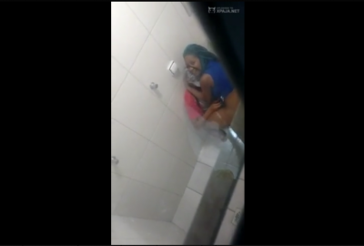 Pillados En El Baño Follando