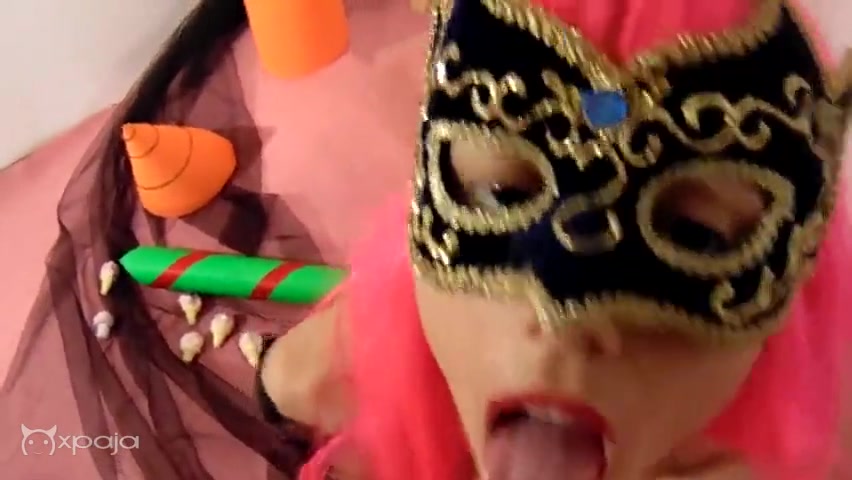 La adolescente de la mascara saca esa leche con pasión