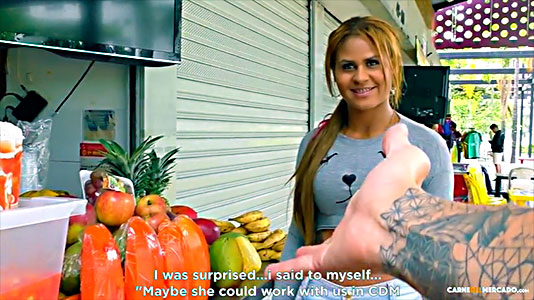 Colombiana Vendiendo Frutas Y Es Seducida Para Folla Rico