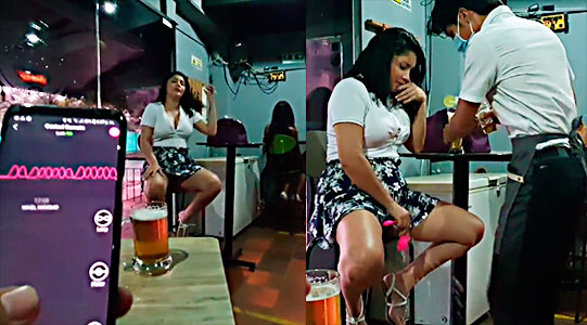 Colombiana Martina Smith Orina Al Mesero En El Bar