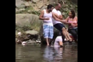 OMG Dominicanos No Aguantaron Las Ganas Y Follan En Un Rió