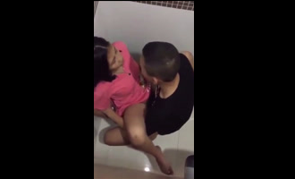 Mexicanos Son Grabado En Un Baño Publico Follando
