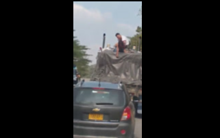 Le Dieron Un Aventó En El Camión Pero El No Pierde Tiempo
