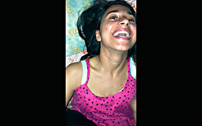 Ella Se Ríe Del Amante Porque No Puede Correrse En Su Cara