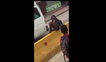 Dominicana En Plena Calle Dándose Duro Con Una Botella Presidente