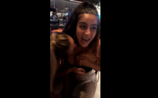 3 Lesbianas En Un Restaurante Y Una De Ella Le Chupa Un Pezón A La Otra