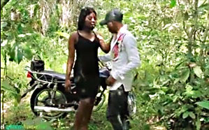 Motorista Dominicano Firma Película Porno Con Una Banquera