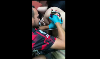 Lesbiana Española Le Abre El Ojo Del Culo Para Que El Tattoo Quede Bien
