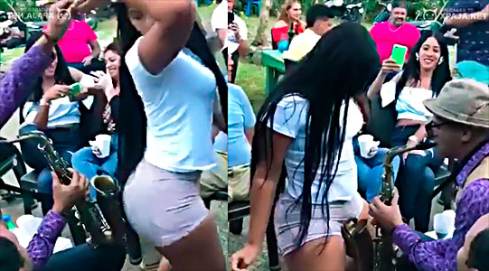 Santiaguera Dominicana Le Soba El Toto En La Trompeta Al Musico