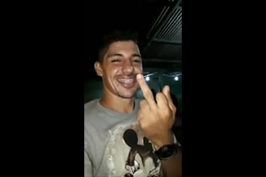 La Mesera Se Aprovecha De Un Pobre Borracho