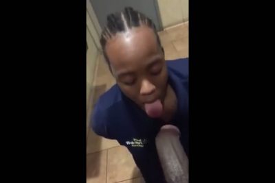 Tragando Una XL En Un Baño Publico