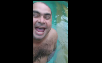 El Maldito Gordo Se Da Vida Lujosa En La Piscina