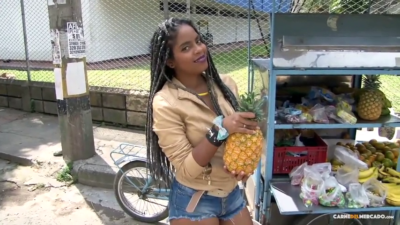 Negrita Colombiana Vende Piña Para Ganar Dinero Extra