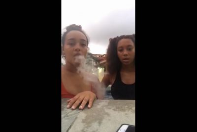 Pequeñas Lesbianas Buscándose El Dinero Por Redes Sociales