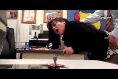 La secretaria le hace una paja a su Jefe.